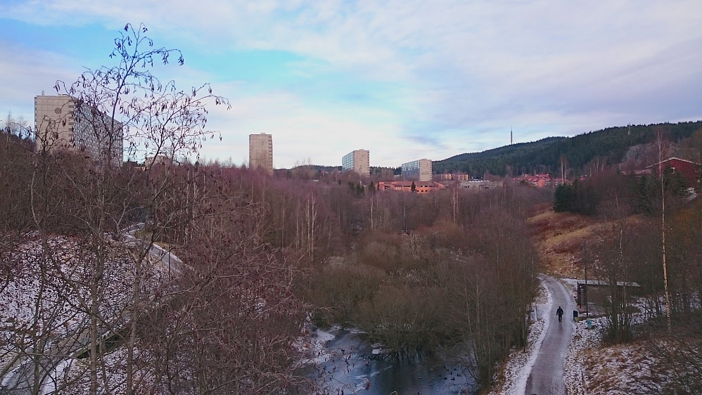 Røverkollen og blokkene på Grorud sett fra veien mellom Grorud og Ammerud