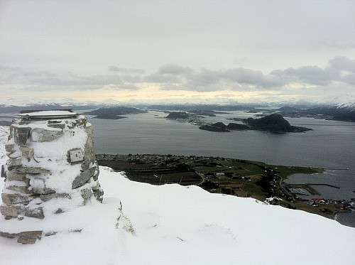 Utsikt fra Storhornet, sett i retning mot bl.a. Ålesund og Hessa