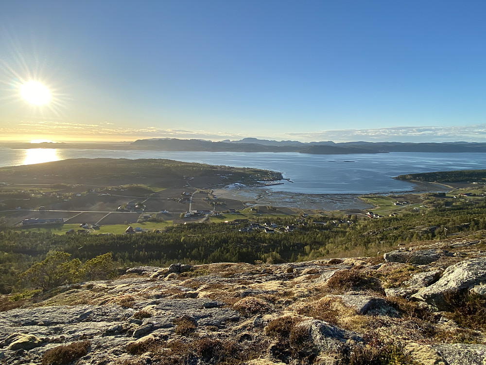 Skoleheia ved Brettingen, langt å se i sola ut mot Frohavet