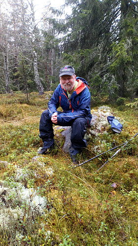 Gubben på Vest for Skrukkerudstua. ---- Dårlig navn. Bedre å kalle den Skrukkerudåsen.