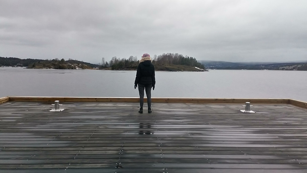 Torhild skuer utover fjorden.