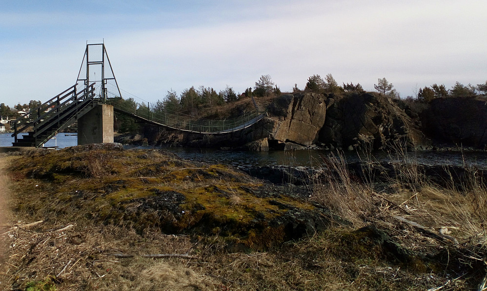 Hengebrua ut til holmen.