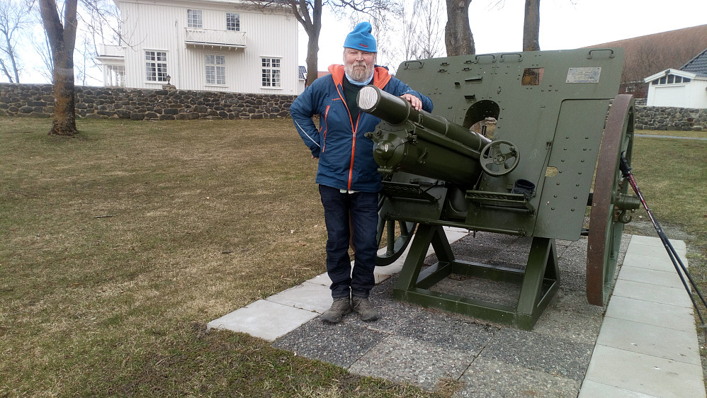 Jobben som forsvarsminister følger med på kjøpet. Kanonen var innstilt mot Oppland, så dem er nok ikke glad i fylkessammenslåingen.