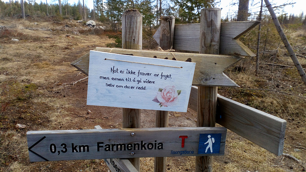 Nå har vi fått litt kunst og god ord på våre vandringer også. Men en trenger ikke så mye mot for å gå de siste 300 metrene til koia da.