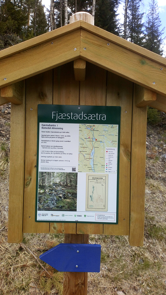 Bøyer meg i hatten for turstilaget som har satt opp så fine tavler.----- Dette er på Romedal sida av grensa.