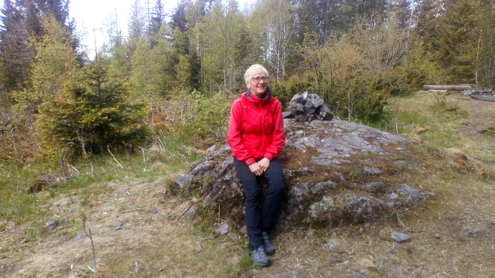 Her sitter Torhild ved varden som jeg bygde for mange år siden. Men det er en kul litt lenger nord som er omterent like høg. Er ikke lenger sikker på hvem som er den rette.
