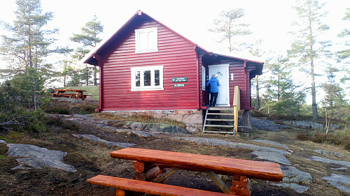 Torhild låser døra etter oss.