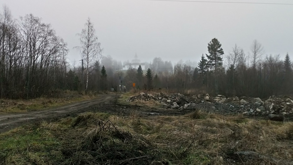Tangen kirke fra parkeringa.