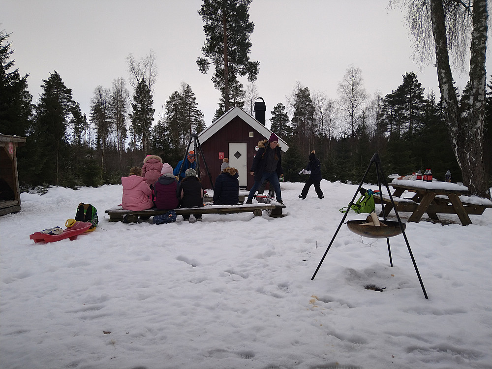 Det var bursdagsselskap ved Farmenkoia i dag. Men dem hadde ikke med bløtkake så da måtte jeg klare meg med nista mi.