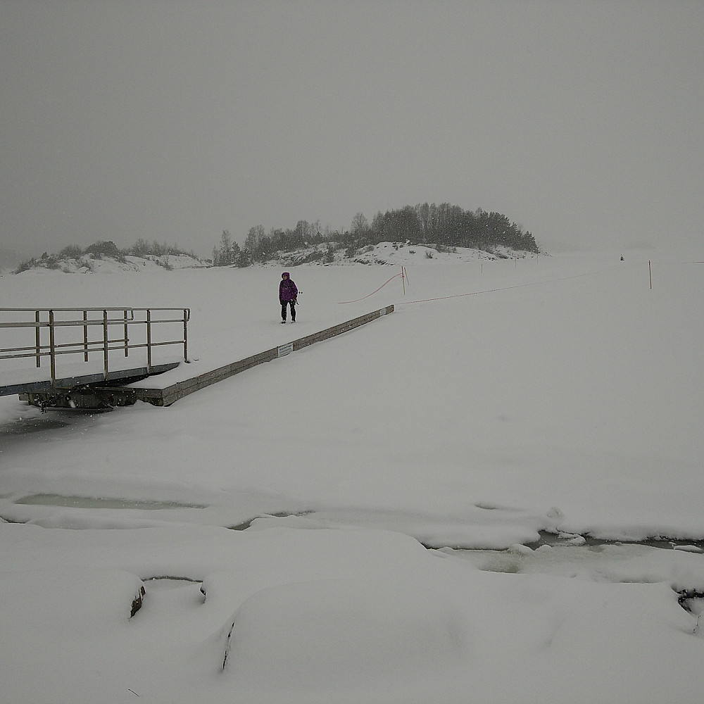 Torhild kommer trygt i land igjen. Torvøya bak.