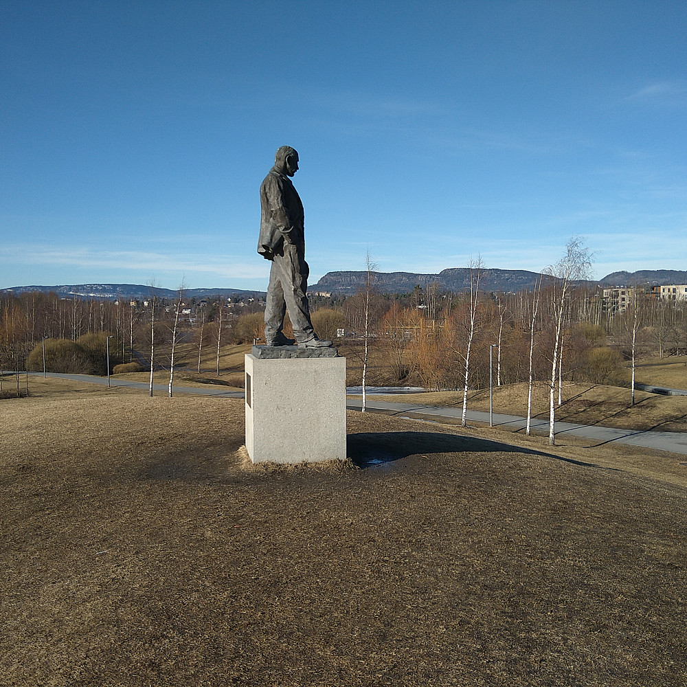 Her i Bærum er det statuer på fjelltoppene, ikke varder.
