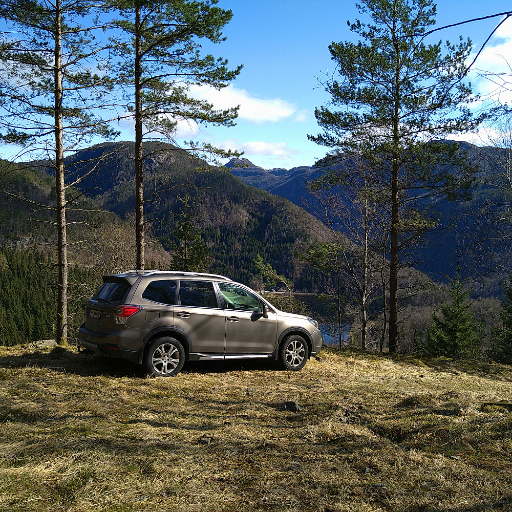 Så langt torde eg å kjøre .Den vesle nuten som sees over bilen er Moltenuten. Fin slitsom topp. 