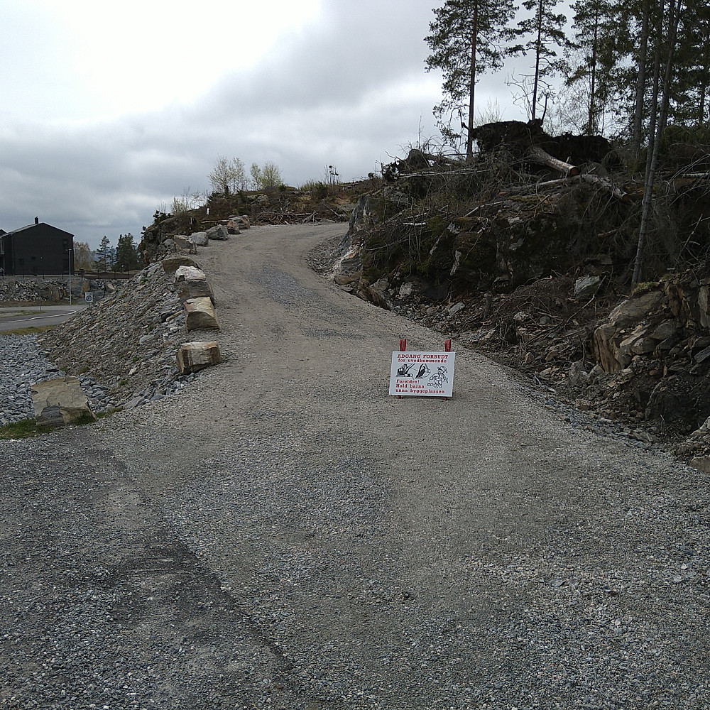 Stien begynner 100 meter oppi her