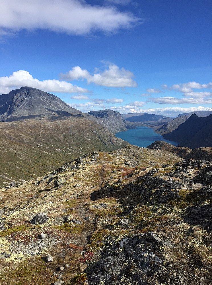 Flott utsikt mot Gjende med Besseggen og Besshøe til høyre i bildet.