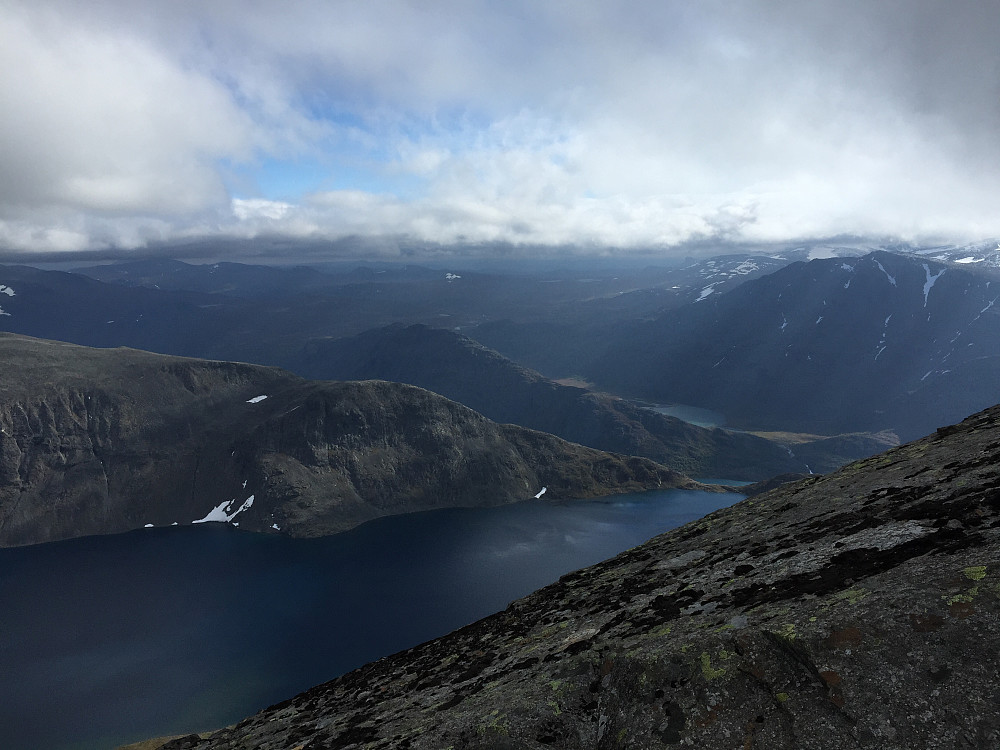 Besseggen med Knutshøe i bakgrunnen