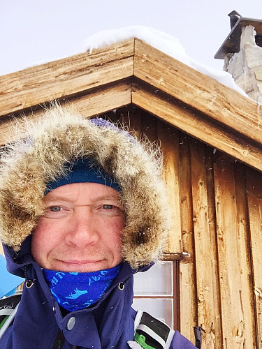 Klar for lunsj i hytteveggen her - kald vind