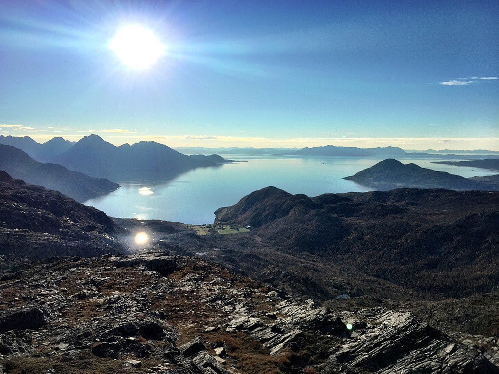 Utsikt mot Faksfjord og Dyrøya til høyre
