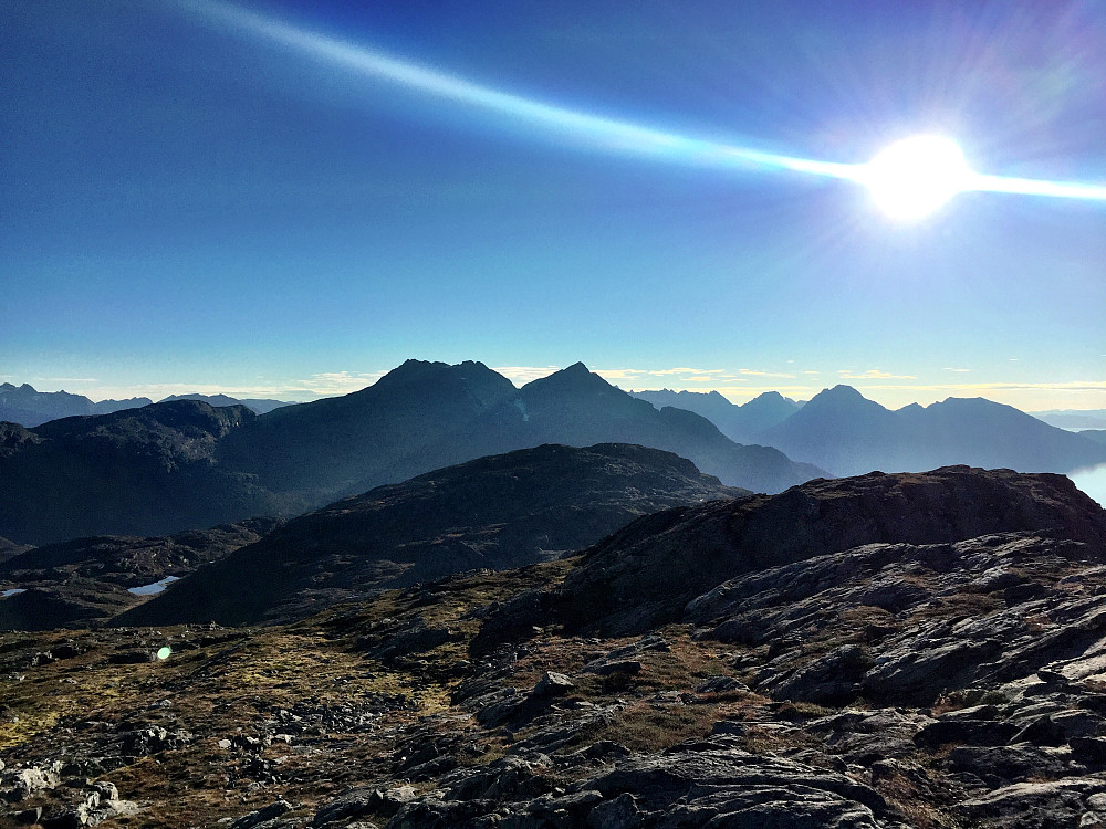 Utsikt mot Løksetiden og Faksfjordtinden