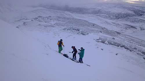 Snudde før toppen. Dårlig sikt og usikkerhet om snømengden gjorde at toppen ikke fristet.