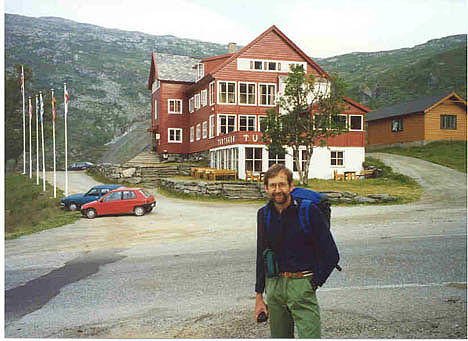 Knut foran det gode gamle Turtagrø hotell