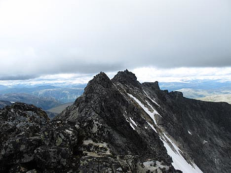 Dyrhaugsryggen sett fra sør. Midtre, Store og Nordre Dyrhaugstind