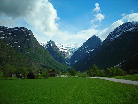 Oldedalen sett fra Kvamme. Fjellet Kattenakken til venstre for midten.
