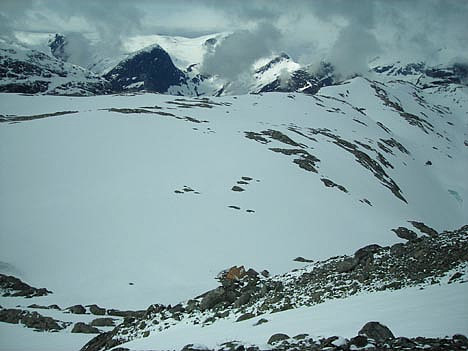 Flatsteinbu ligger på Flatefjellet og er synlig nederst på bildet.