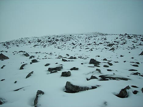 Snø i den lange steinura på vei opp mot Nordre Dyrhaugstind 
