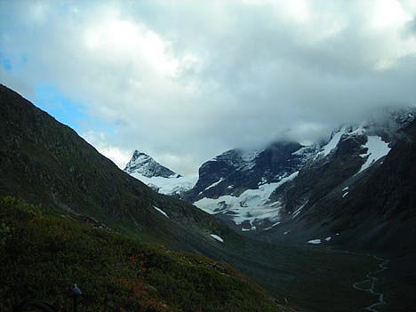 Utsikt innover Ringsdalen med Midtre Ringstind, ja i midten!