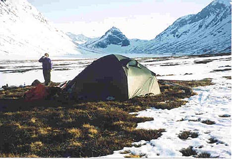 Basecamp ved Russvann i Jotunheimen. Magne drikker en kopp kaffe.