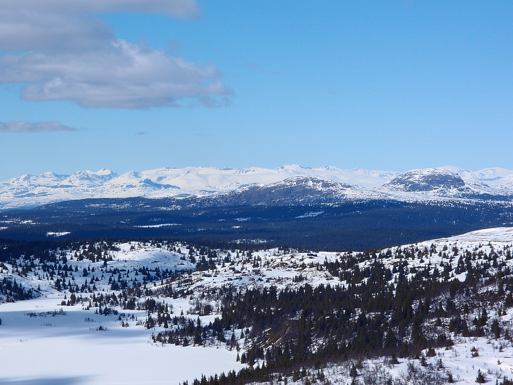 Utsikt fra Binnhovdknatten mot Jotunheimen. Uranostind til venstre og Rundemellen til høyre. Fjeslitjedn nede til venstre. 