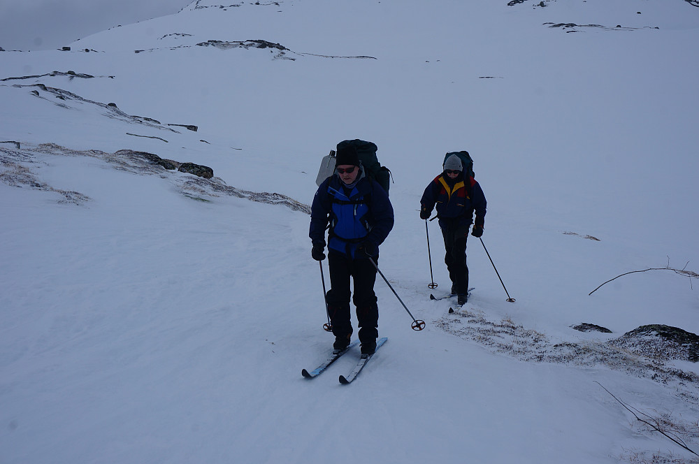 Hardt føre med et lag nysnø der det ikke var blåst bort. Her er Per og Knut på vei mot Kongshelleren. Foto: Odd Petterson