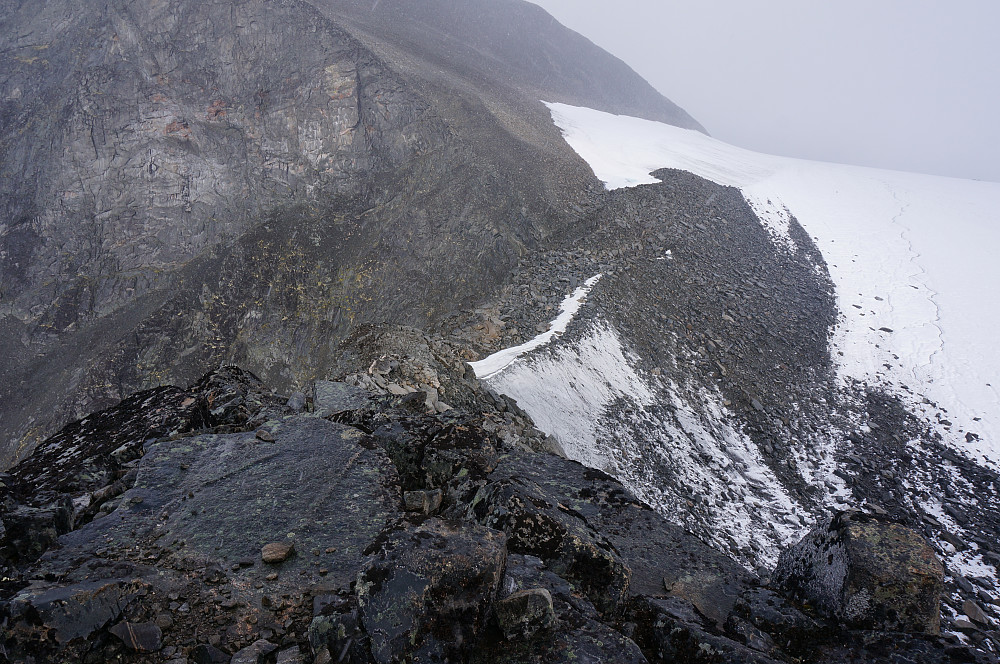 En kikk ned i Porten fra toppen av Vesle Galdhøpiggen. Foto: Odd Petterson