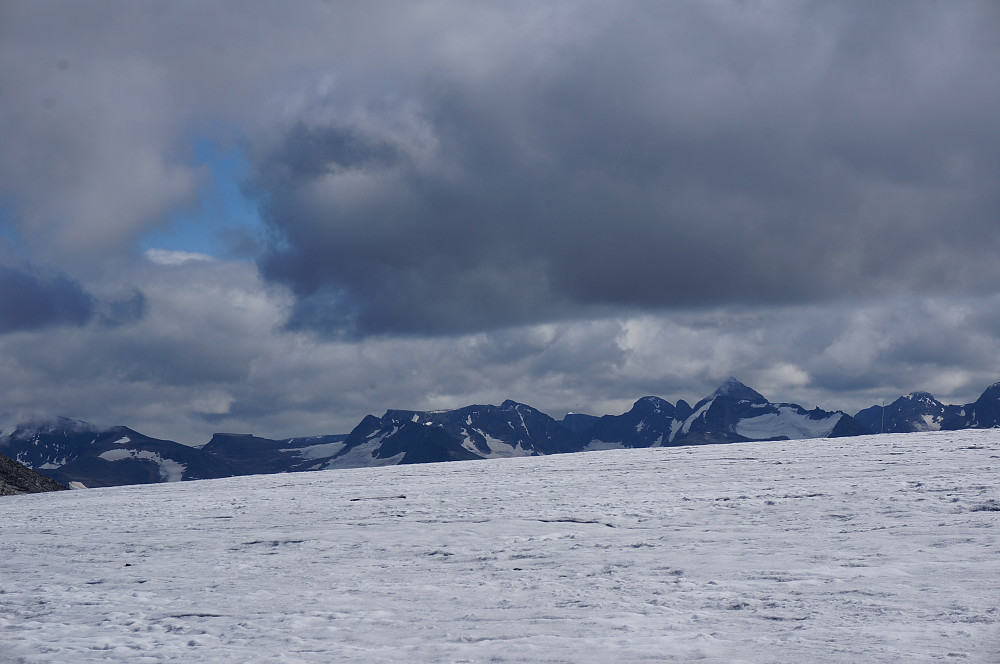 Utsikt mot Gjendemassivet fra toppen av Hellstugubreen. Foto: Odd Petterson