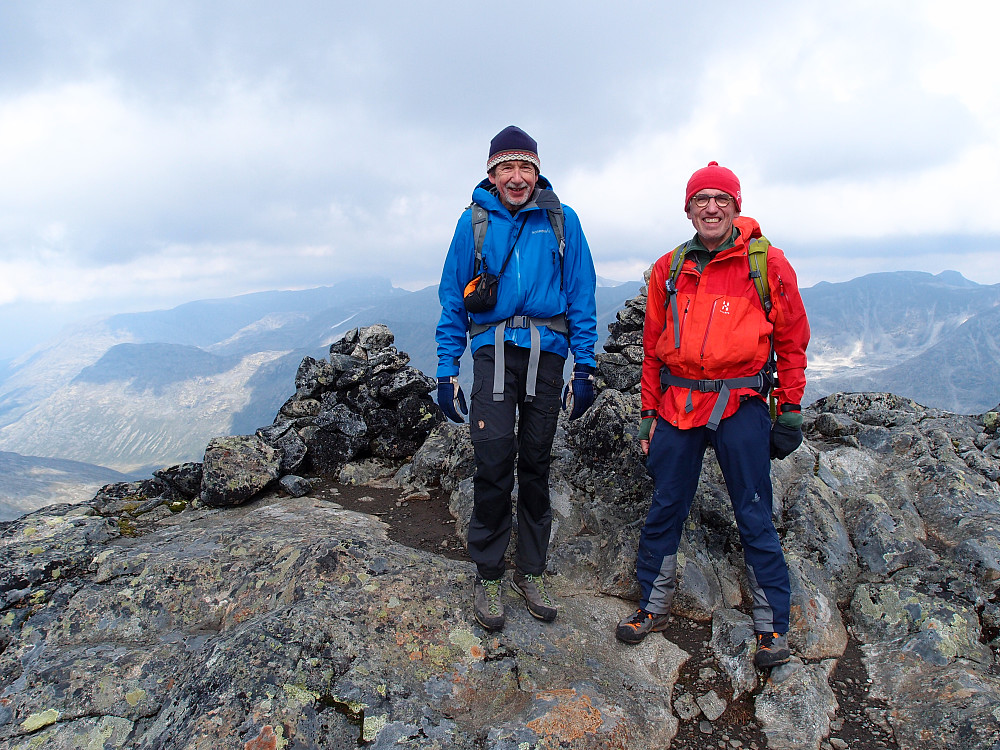 Knut og Odd på Stetinden ved Leirvassbu. Bildet er tatt av en ung tysk alpeguide som var på toppen samtidig med oss 68-åringene
