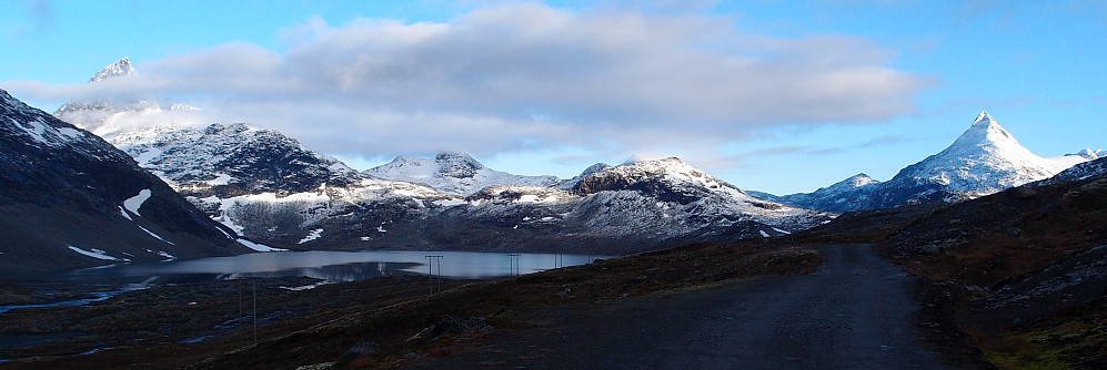 Falketind og Uranostind med nysnø sent i september 2017