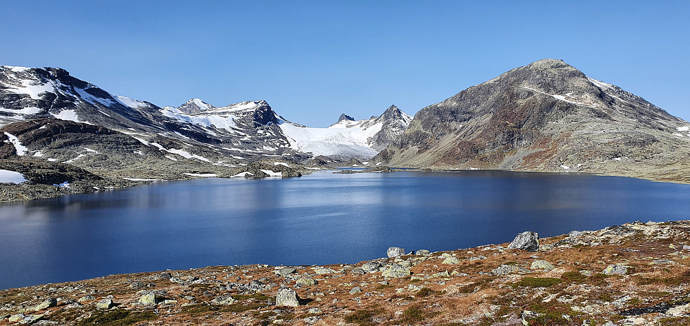 Store Mjølkedalvatnet (1340 moh) med Mjølkedalsbreen 