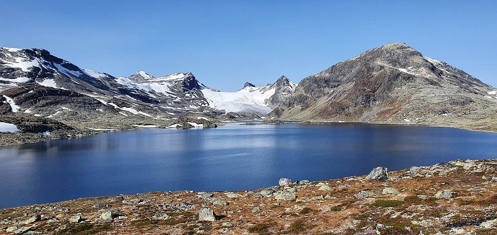 Store Mjølkedalvatnet (1340 moh) med Mjølkedalsbreen