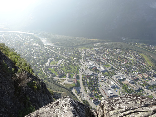 Utsikt fra Flaggnuten 431 moh rett ned på Sunndalsøra.