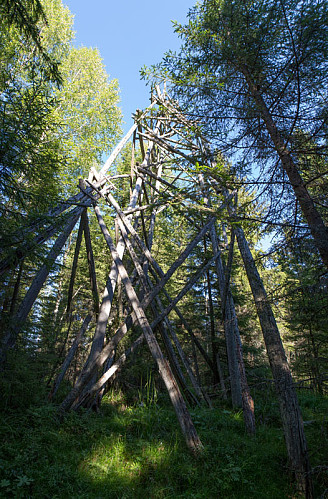 På Gardberget står tårnet fortsatt på beina. Så lenge det varer. Her kan man se hvordan de bygde TO tårn. Det ene utenfor det andre. Ett til å plassere måleinstrumentet (teodolitten) på, og ett for oppmåleren å stå på, slik at han ikke forårsaket unødige bevegelser under den hårfine målingen.