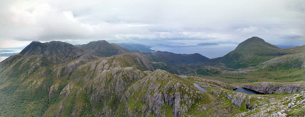 Otrøya. 
Utsikt frå Grøtet til Njupen, Myrsethornet, Vassfjellet/Vassknausan og Heggdalshornet. 