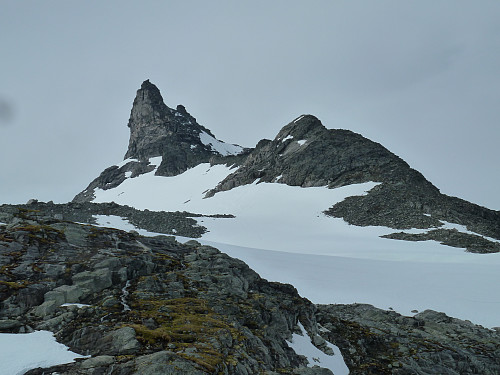 Gjuratinden sett frå nordaust. 
Høgste toppen (1712) er attafor og til høgre. 
Nordtoppen (1705) er fremst og til venstre. 
Nordryggen er hitover og til høgre i bildet.