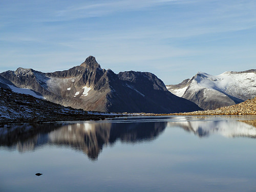 Hoemtinden/Breidfonntinden sett frå eit lite vatn aust for Strandkolvet og Katthammaren ved Eikesdalsvatnet.