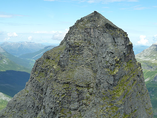 Innerdalstårnet sett frå Tårnfjellet.