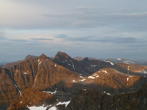 Trolla sett frå Vinnufjellet. Lenger bak ser vi Tåga og Storsomrungnebba.