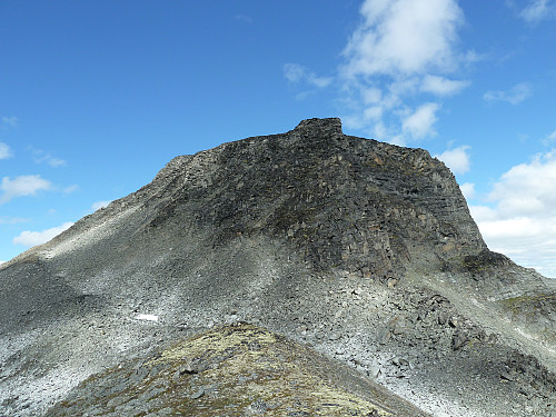 Navardalsnebba sett frå fjellkammen sørafor.