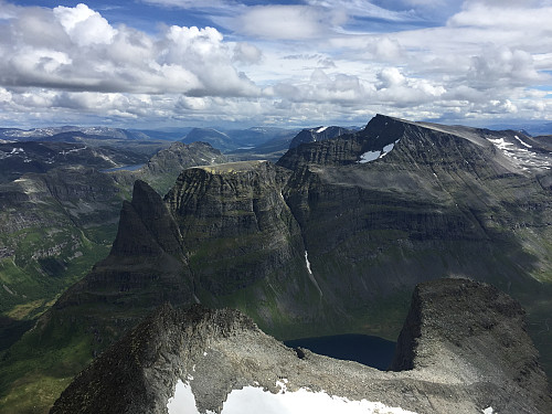 Utsikt frå Skarfjellet til mellom anna Innerdalstårnet, Tårnfjellet og Tåga/Såtbakkollen.