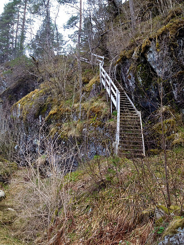 Stien starter opp denne trappen.