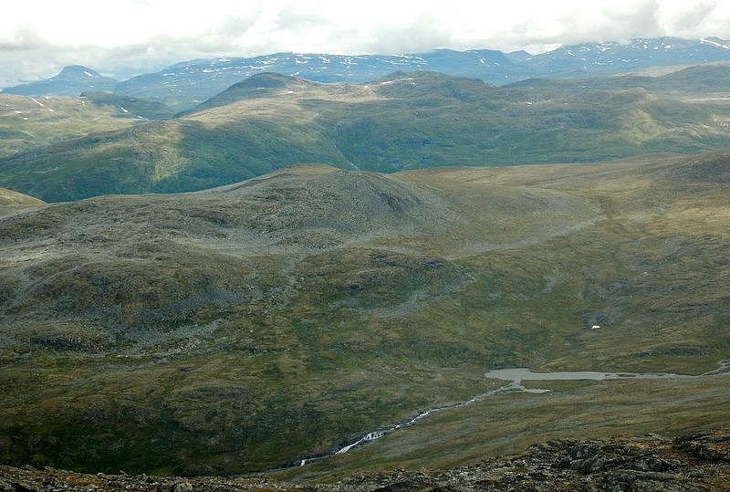 Stavedalen. Nesdalen bakom, og toppen Grytningen med to puklar. Suletinden lengst borte til venstre.