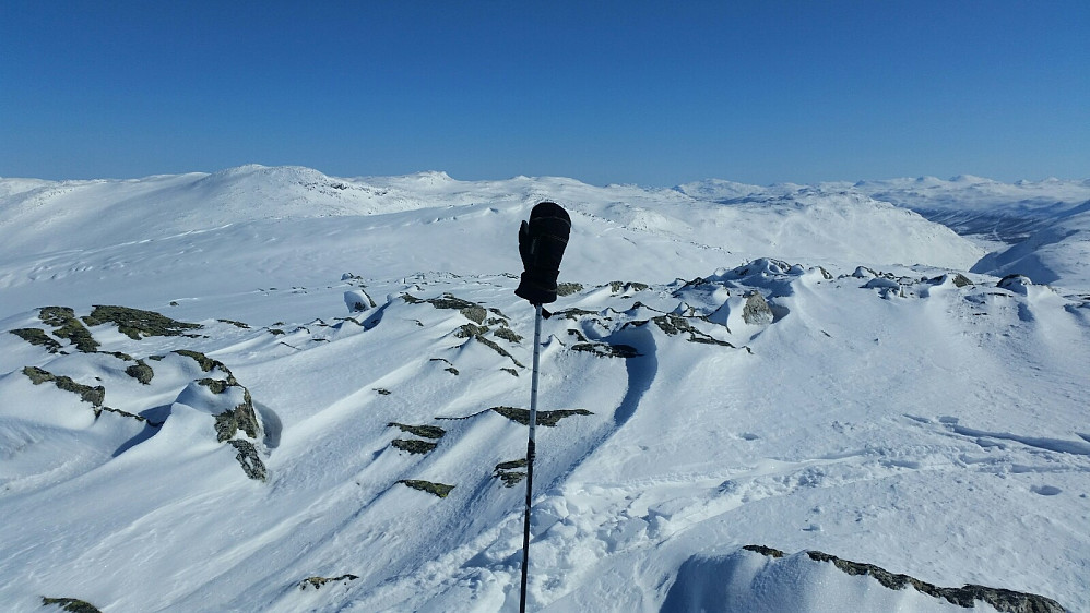 Ein lite markert topp, men fin utsikt 360. Dalføret ein ser er Mørkedalen nedanfor Bjøberg. Rett over votten er kanten på fjellet, 4 meter lægre. Ein ser Slettind på hi sida, til venstre for midten.